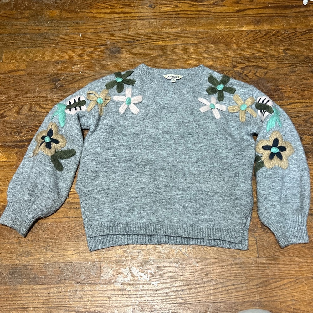 DAVI & DANI Gray Floral Embroidered Sweater